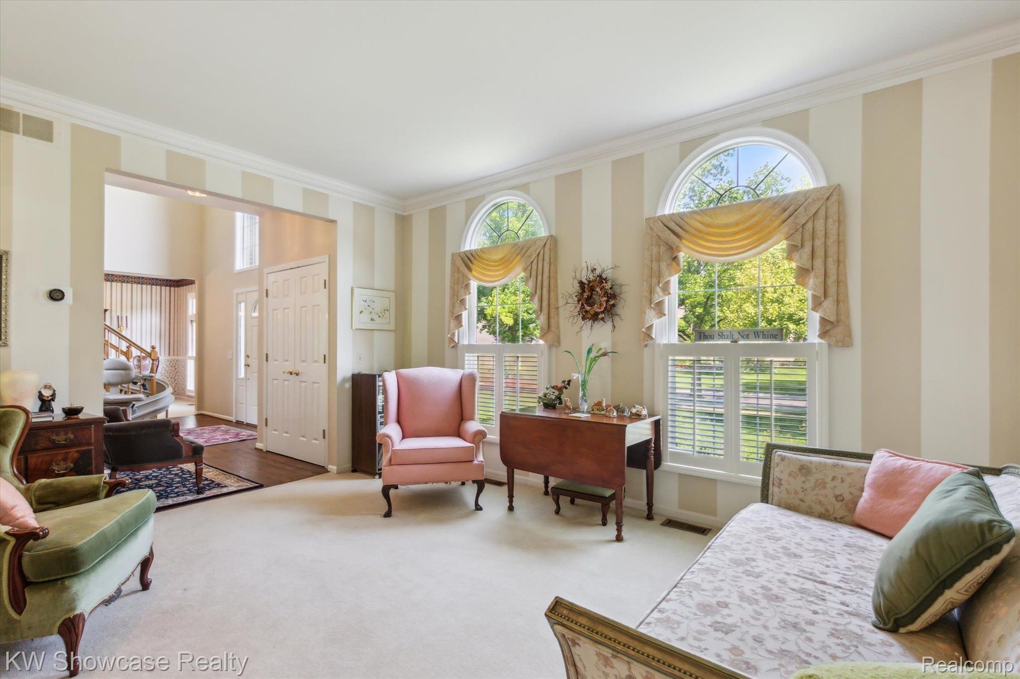 47647 Rochester Drive Novi, MI 48374 - Photo 10 of 36 Good sized Family Room.