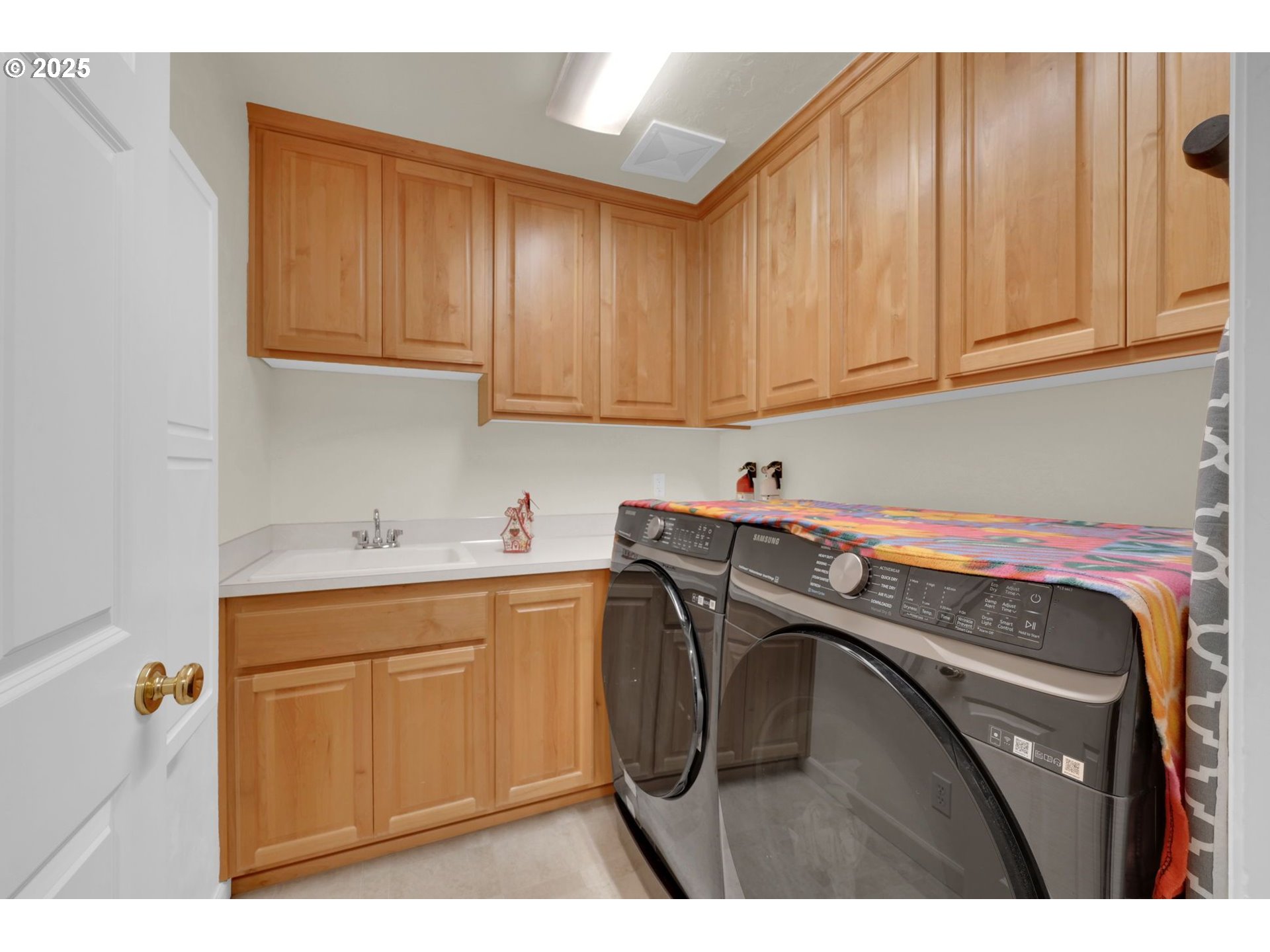 832 Mint Meadow Way Springfield, OR 97477 - Photo 15 of 31 a utility room with cabinets