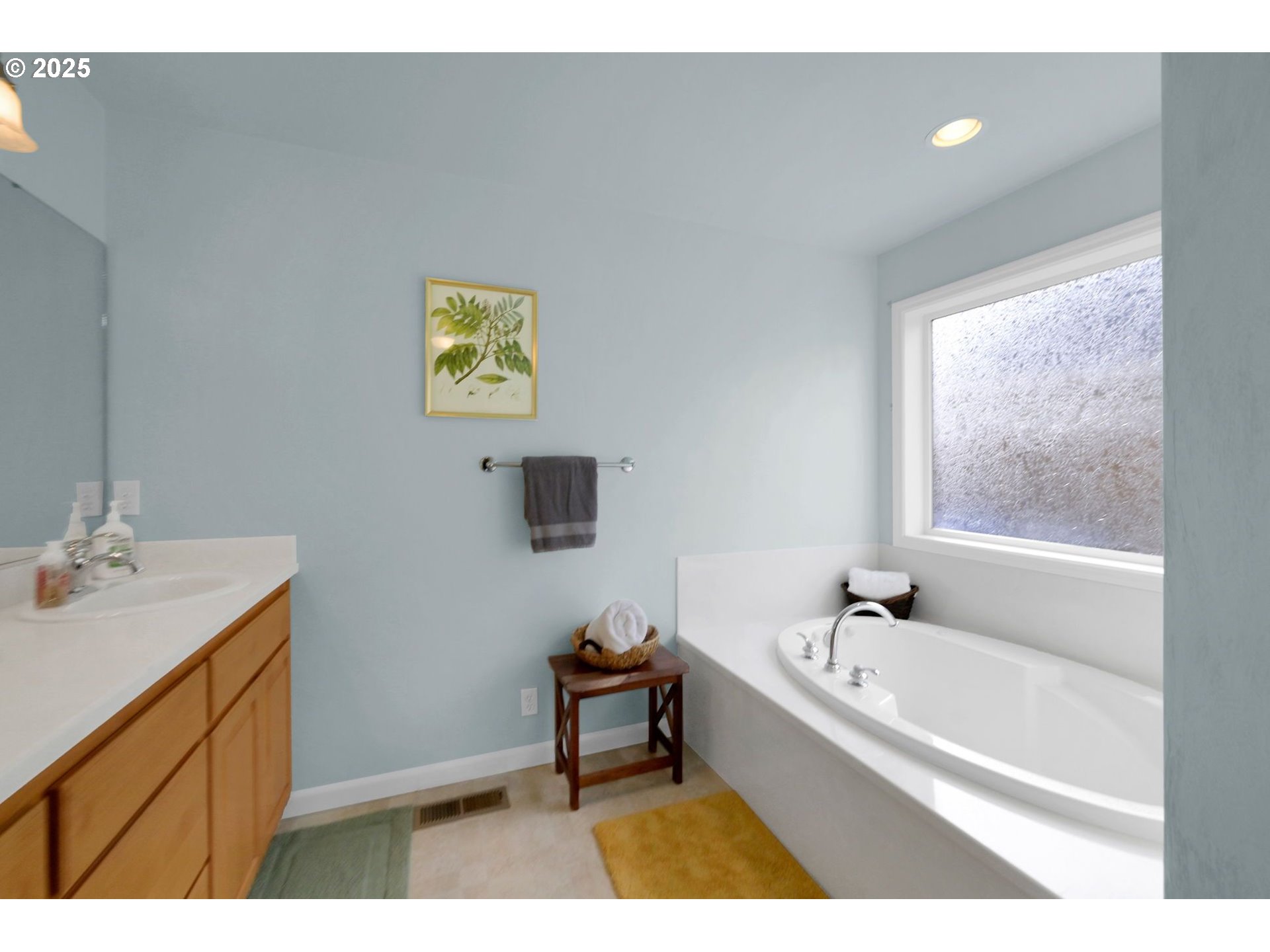 832 Mint Meadow Way Springfield, OR 97477 - Photo 20 of 31 a bathroom with a bathtub and a sink