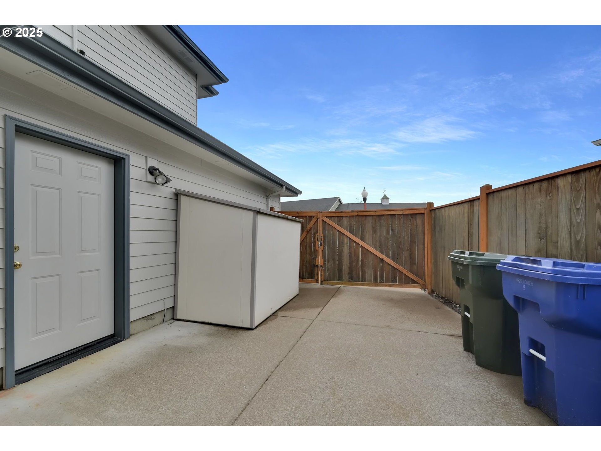 832 Mint Meadow Way Springfield, OR 97477 - Photo 25 of 31 a backyard of a house