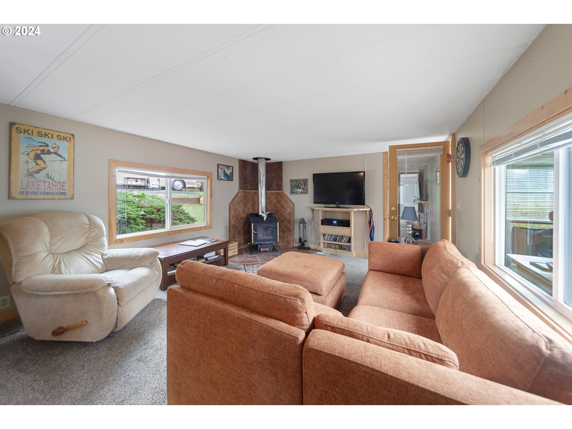 66642 East Bay Road, Unit 75 North Bend, OR 97459 - Photo 5 of 32 Living Room