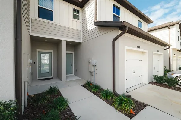 a view of a house with a yard