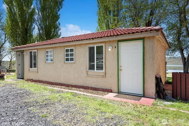 $1,500,000 | 21058 Highway 17, Soap Lake, WA 98851