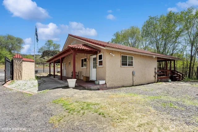 a view of a house with backyard
