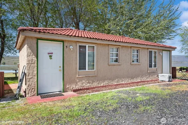 a view of a house with backyard