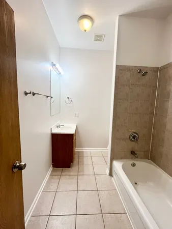 $1,400 | 3227 South Carpenter Street, Unit 1M, Chicago, IL 60608