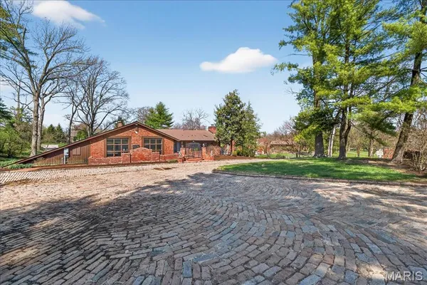 $1,299,000 | 10 Vouga Lane, St. Louis, MO 63131