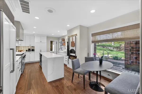 $1,299,000 | 10 Vouga Lane, St. Louis, MO 63131