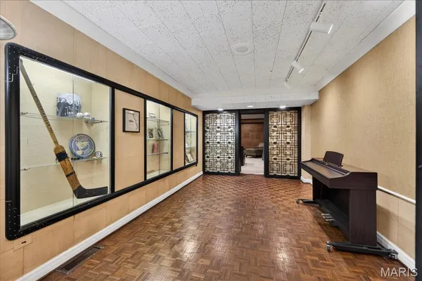 $1,299,000 | 10 Vouga Lane, St. Louis, MO 63131