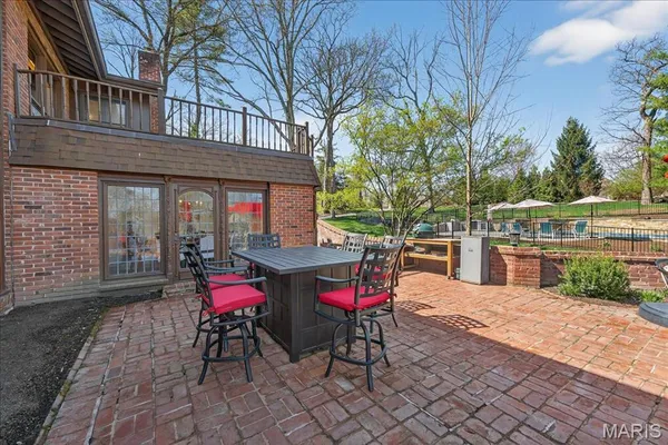 $1,299,000 | 10 Vouga Lane, St. Louis, MO 63131