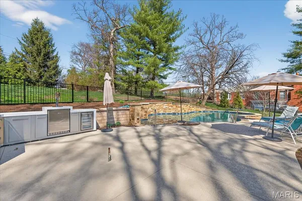 $1,299,000 | 10 Vouga Lane, St. Louis, MO 63131