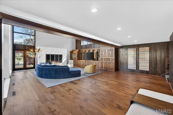 $1,299,000 | 10 Vouga Lane, St. Louis, MO 63131