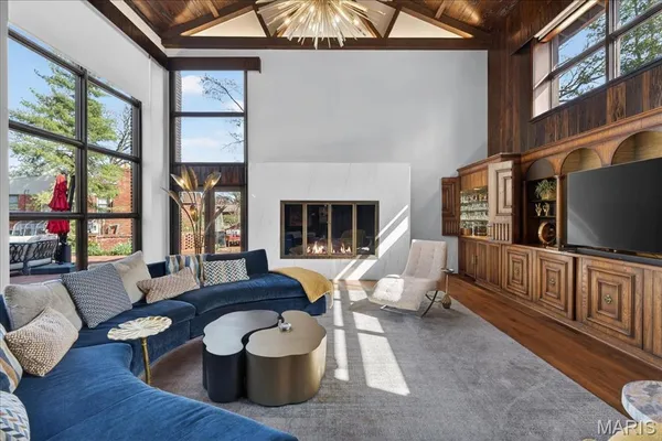 $1,299,000 | 10 Vouga Lane, St. Louis, MO 63131