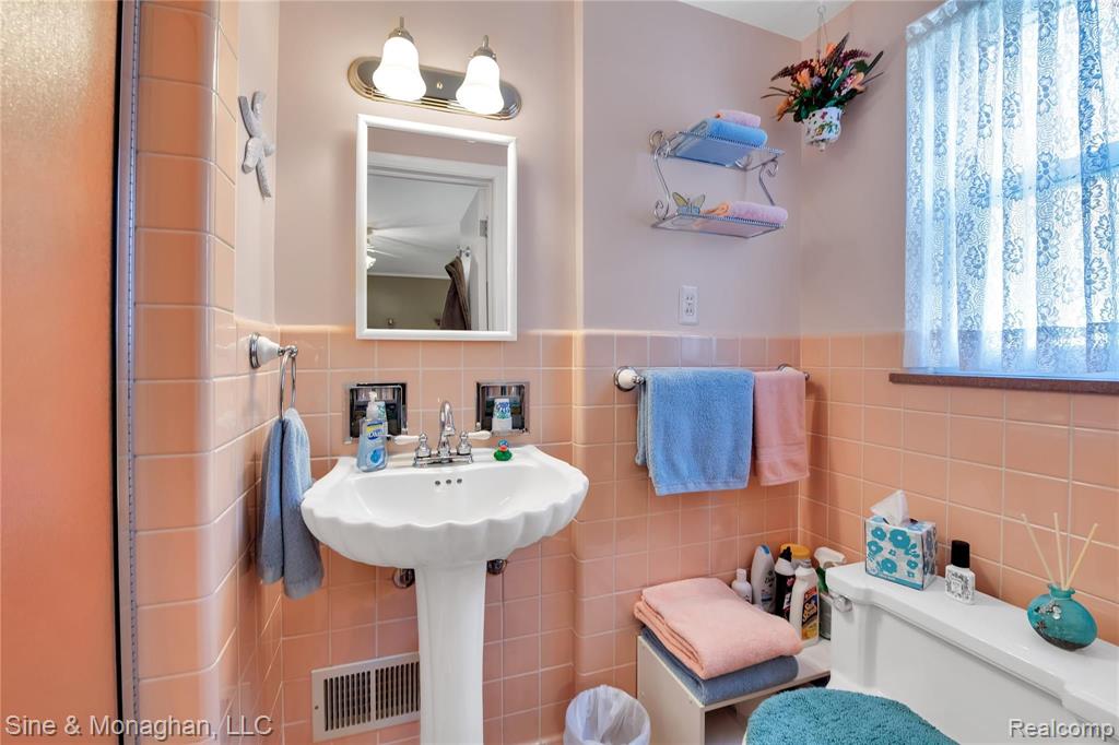 954 Harcourt Road Grosse Pointe Park, MI 48230 - Photo 18 of 46