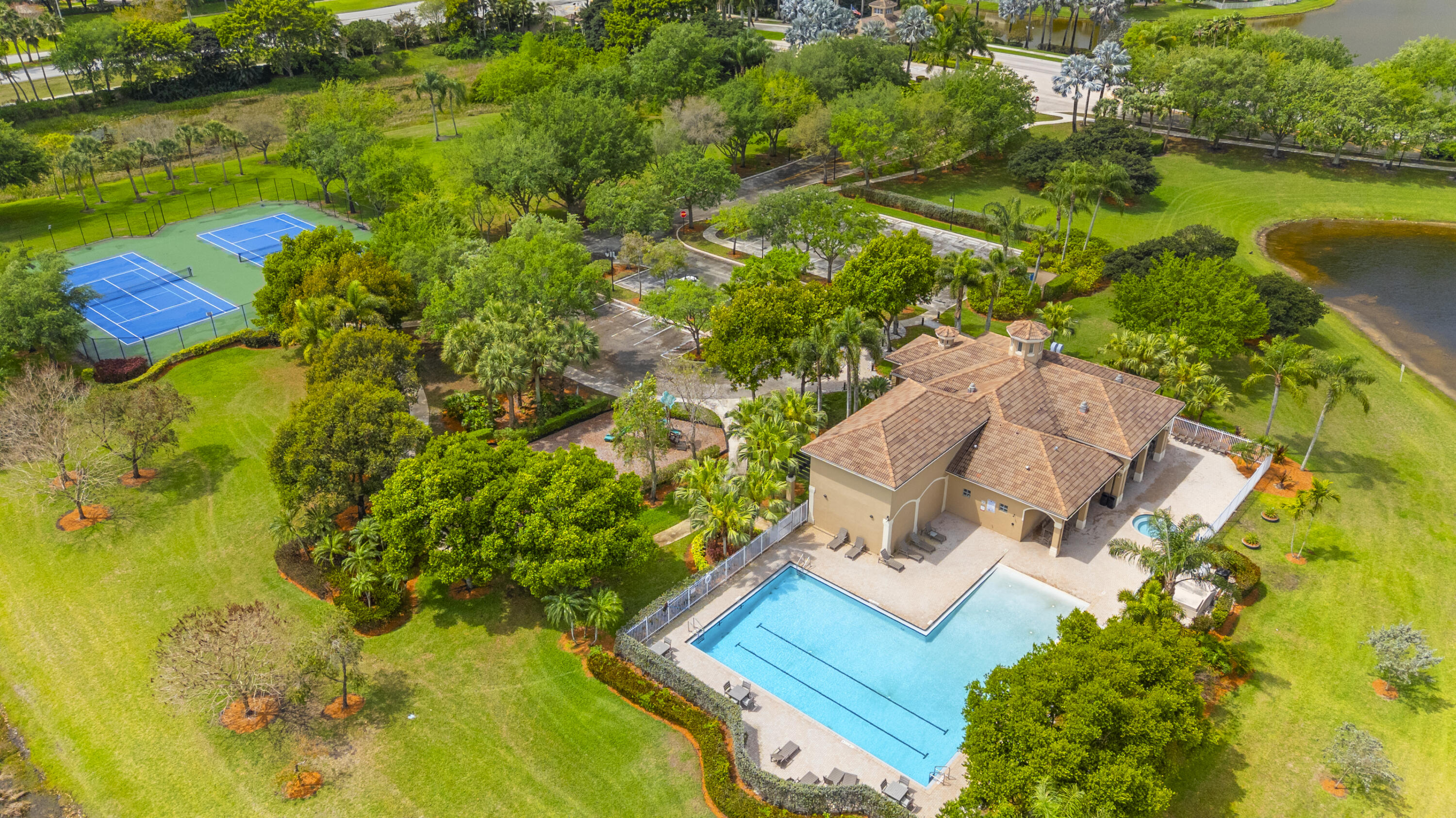 19389 Southwest 64th Street Pembroke Pines, FL 33332 - Photo 47 of 61 Clubhouse and Swimming Pool