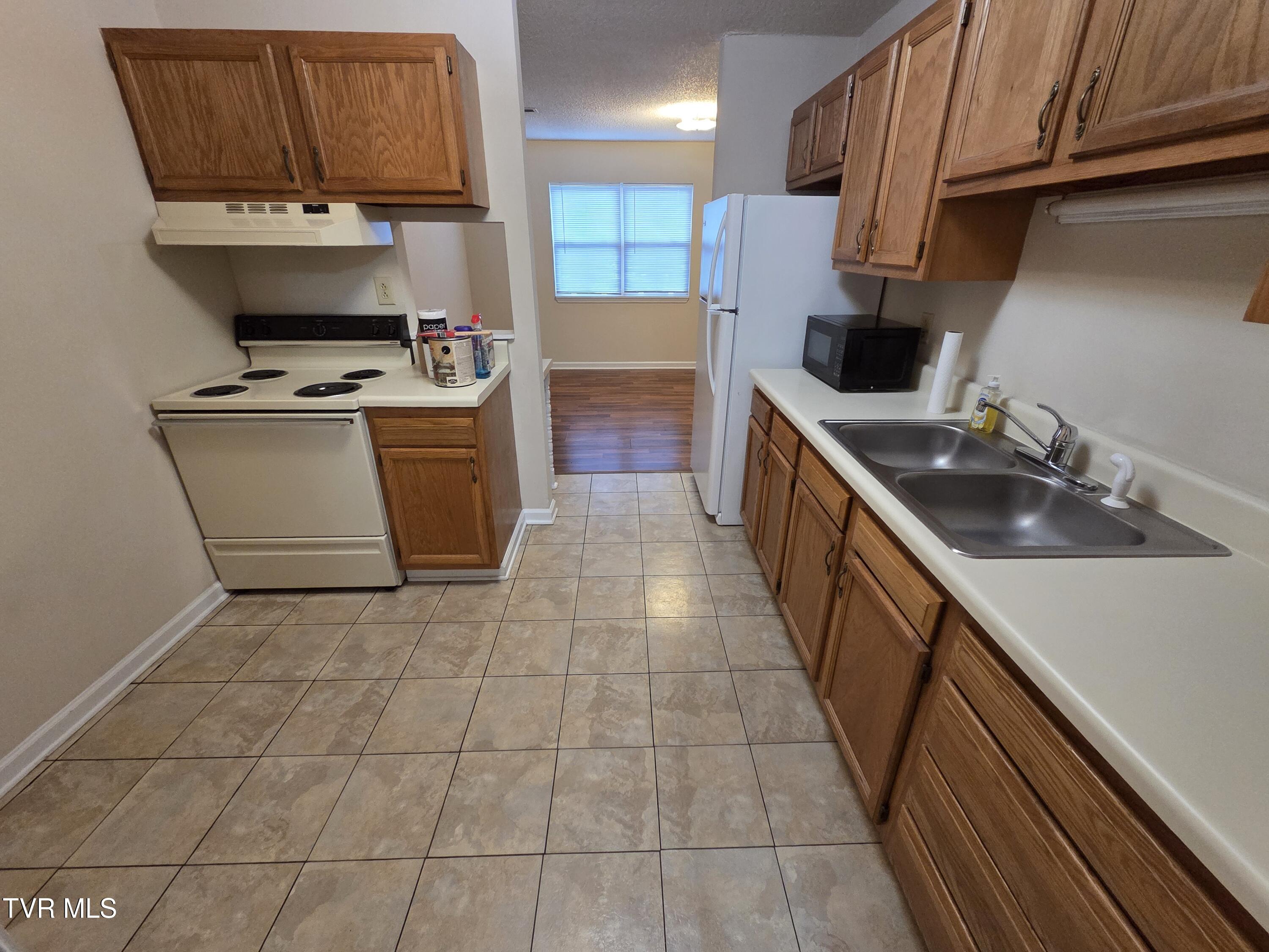2818 Plymouth Road, Unit 9 Johnson City, TN 37601 - Photo 4 of 12 20251030_170326
