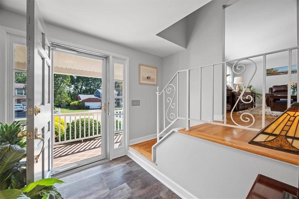 505 Hudderford Road Pittsburgh, PA 15237 - Photo 5 of 43 a room with table and chairs