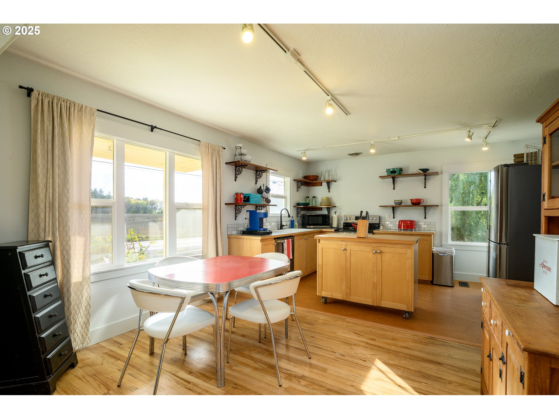 8030 Northwest Meadowlake Road Carlton, OR 97111 - Photo 11 of 48 Kitchen/Dining Room