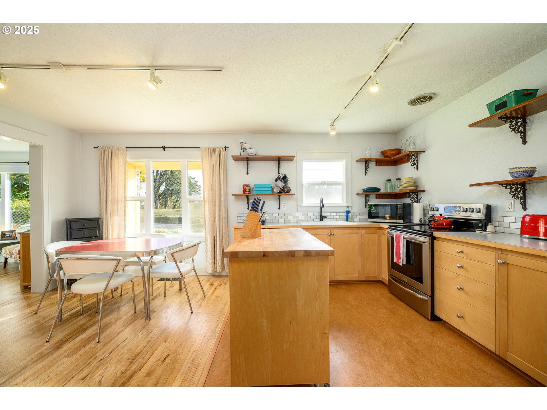 8030 Northwest Meadowlake Road Carlton, OR 97111 - Photo 14 of 48 Kitchen/Dining Room