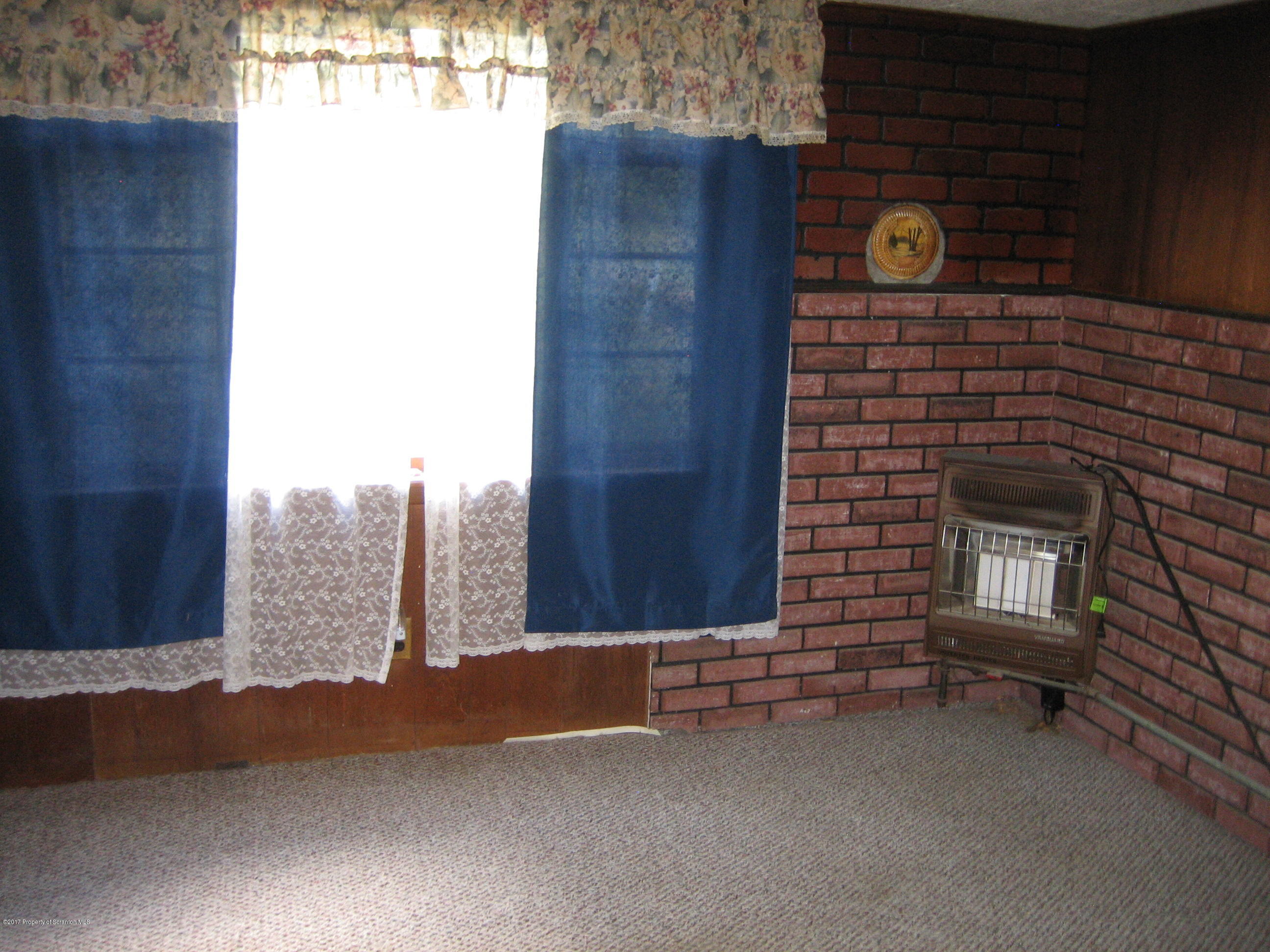 1156 Hampton Street Scranton, PA 18504 - Photo 5 of 15 Gallery Image 5