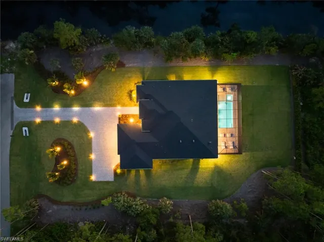 a view of a backyard