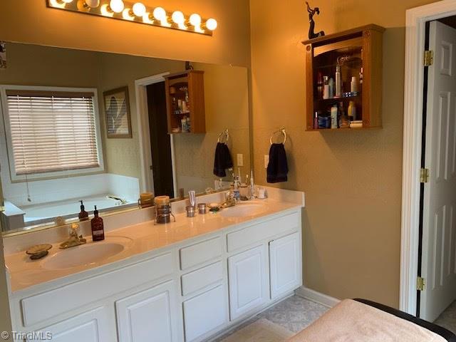 2291 Rothwood Acres Road Greensboro, NC 27406 - Photo 17 of 25 MASTER BATH
