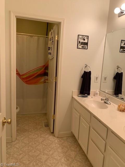 2291 Rothwood Acres Road Greensboro, NC 27406 - Photo 23 of 25 HALLWAY BATH BETWEEN 2 BEDROOMS