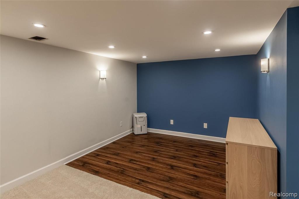2271 Haslett Road East Lansing, MI 48823 - Photo 33 of 48