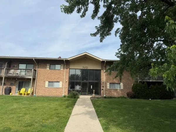 $1,800 | 7410 Brookdale Drive, Unit 112, Darien, IL 60561