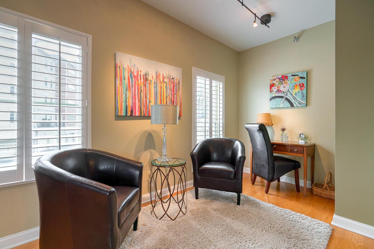 1774 Ridgecliff Road Upper Arlington, OH 43221 - Photo 3 of 32 Little nook in the corner of the living room