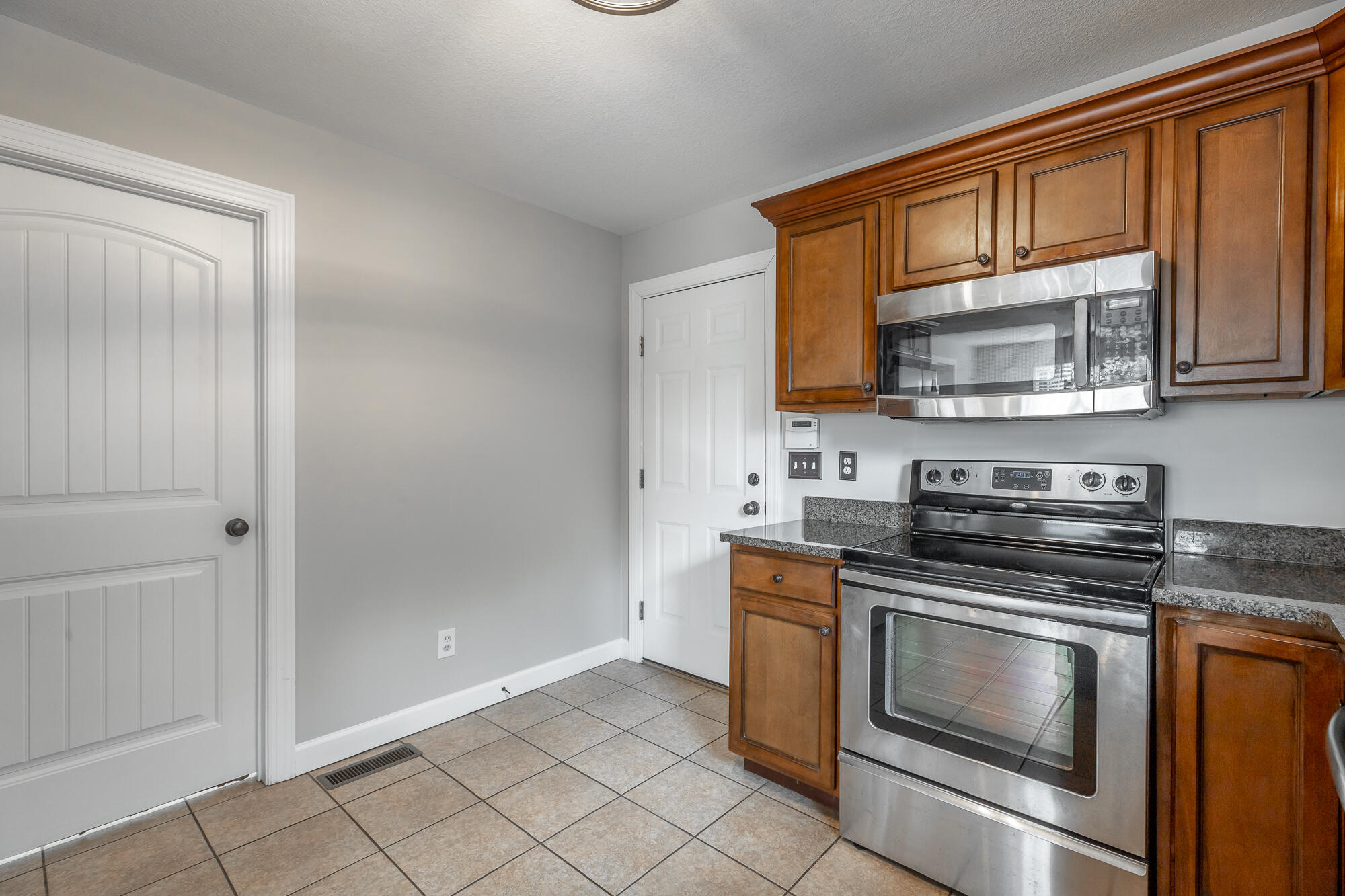 8070 Dudley Road Chattanooga, TN 37421 - Photo 5 of 33 Stainless appliances