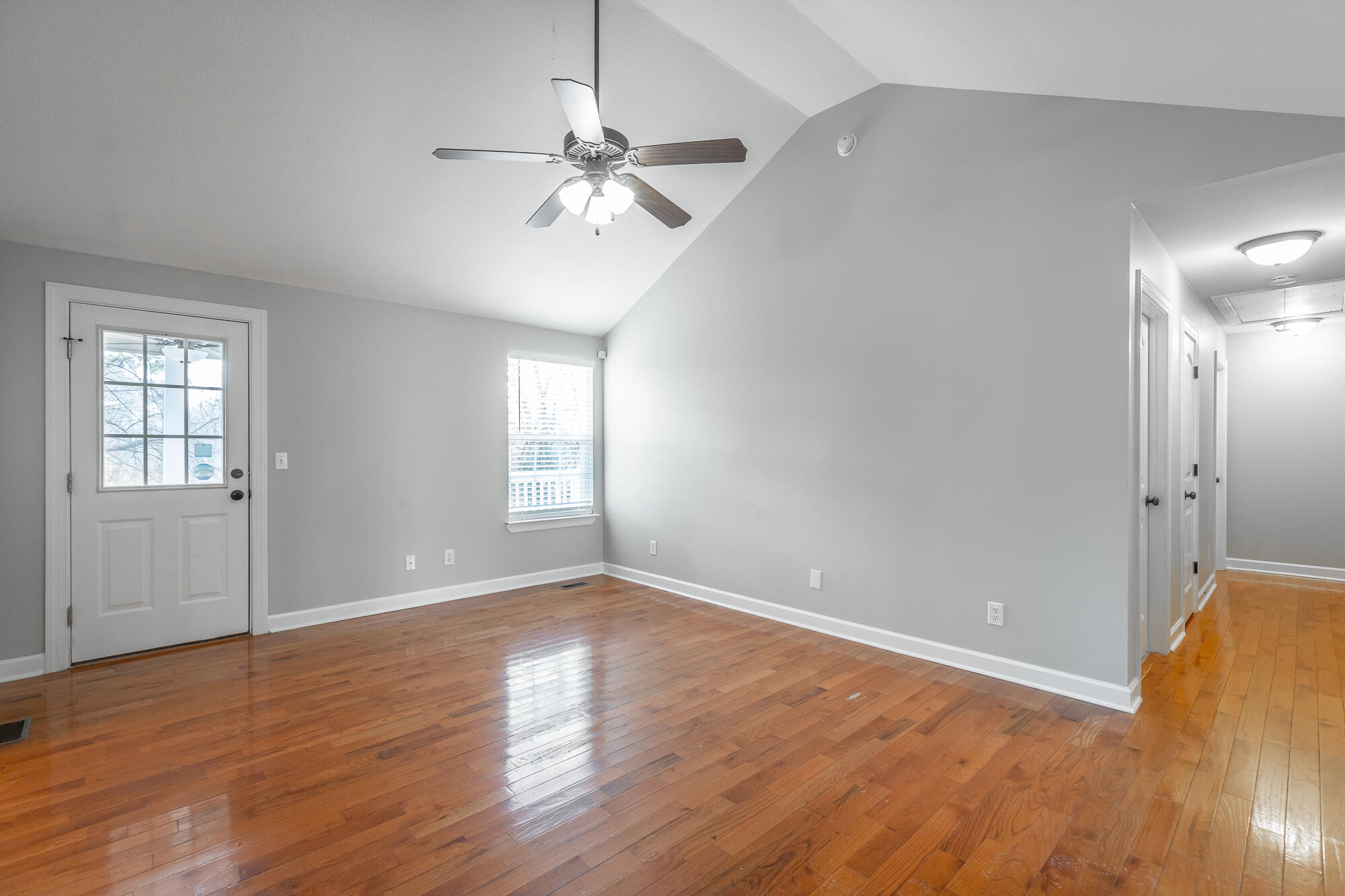 8070 Dudley Road Chattanooga, TN 37421 - Photo 10 of 33 Vaulted Family Room