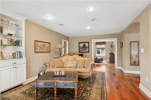 $625,000 | 229 Ward Parkway, Unit 604B, Kansas City, MO 64112