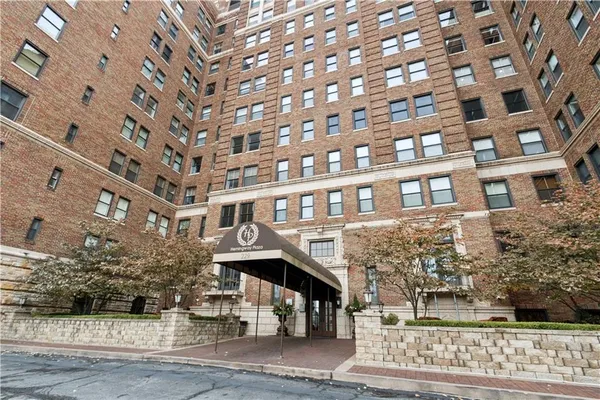 $599,950 | 229 Ward Parkway, Unit 604B, Kansas City, MO 64112