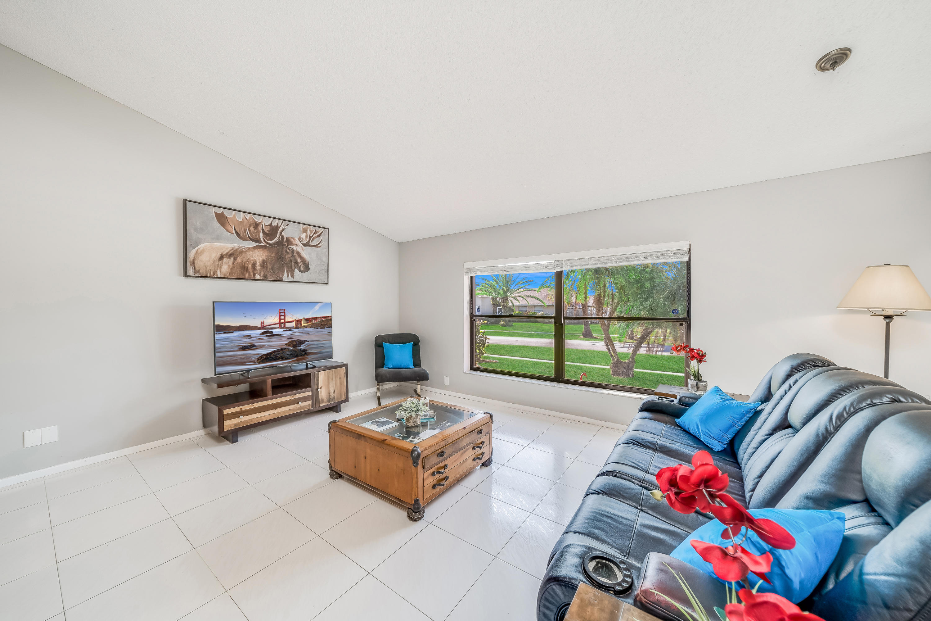 9155 Bedford Drive Boca Raton, FL 33434 - Photo 8 of 45 Living Room
