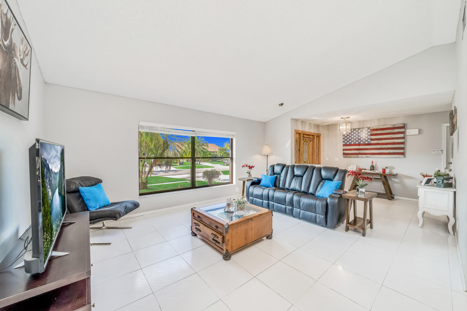 9155 Bedford Drive Boca Raton, FL 33434 - Photo 9 of 45 Living Room