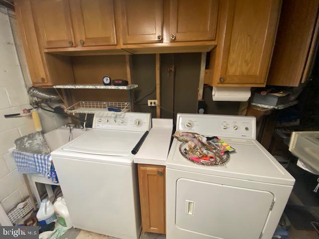 5905 Jamestown Road Hyattsville, MD 20782 - Photo 19 of 25 a utility room with dryer and washer