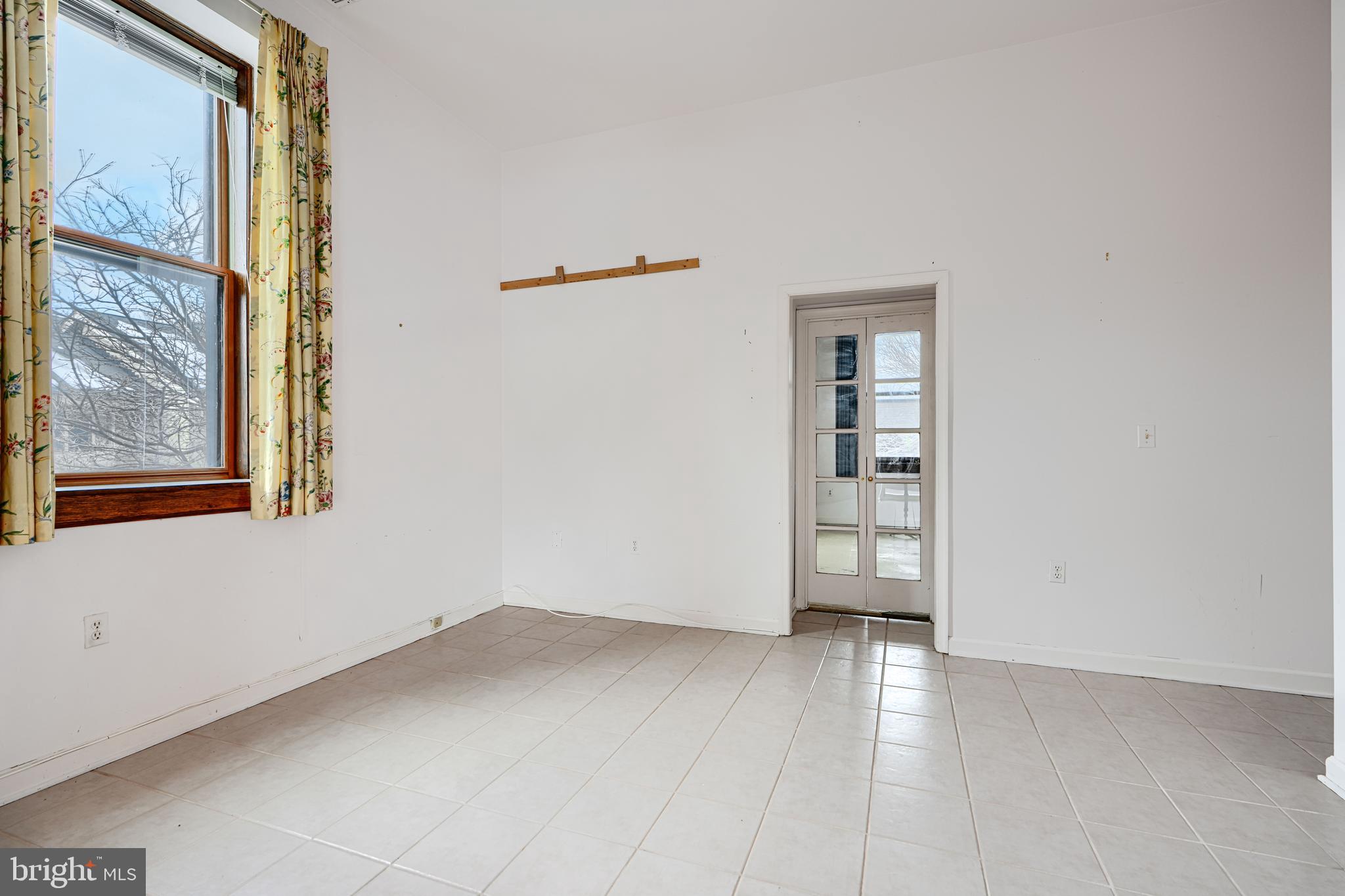 5712 Roland Avenue, Unit 1E Baltimore, MD 21210 - Photo 16 of 39 a view of an empty room with a window