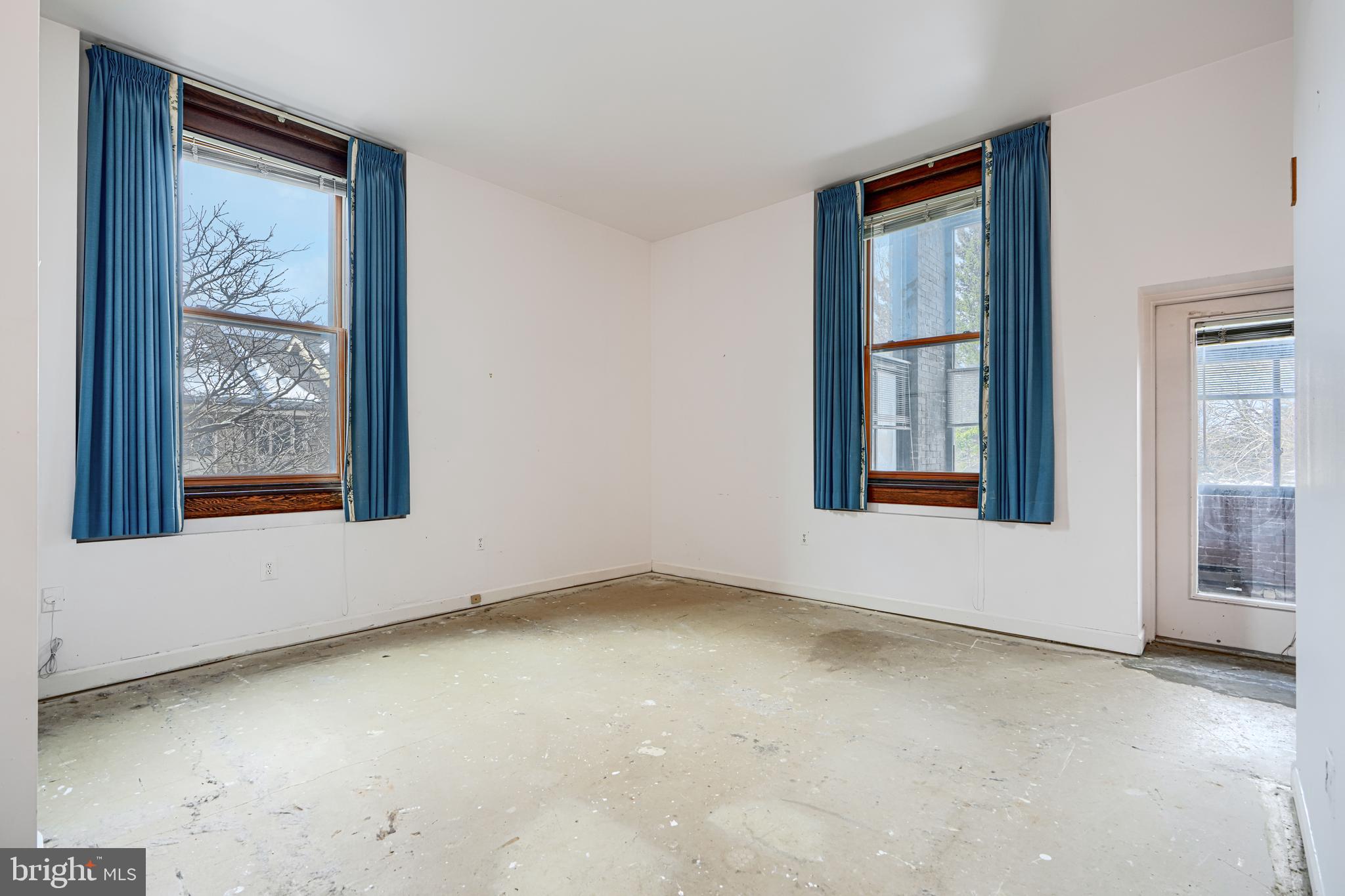 5712 Roland Avenue, Unit 1E Baltimore, MD 21210 - Photo 21 of 39 an empty room with windows
