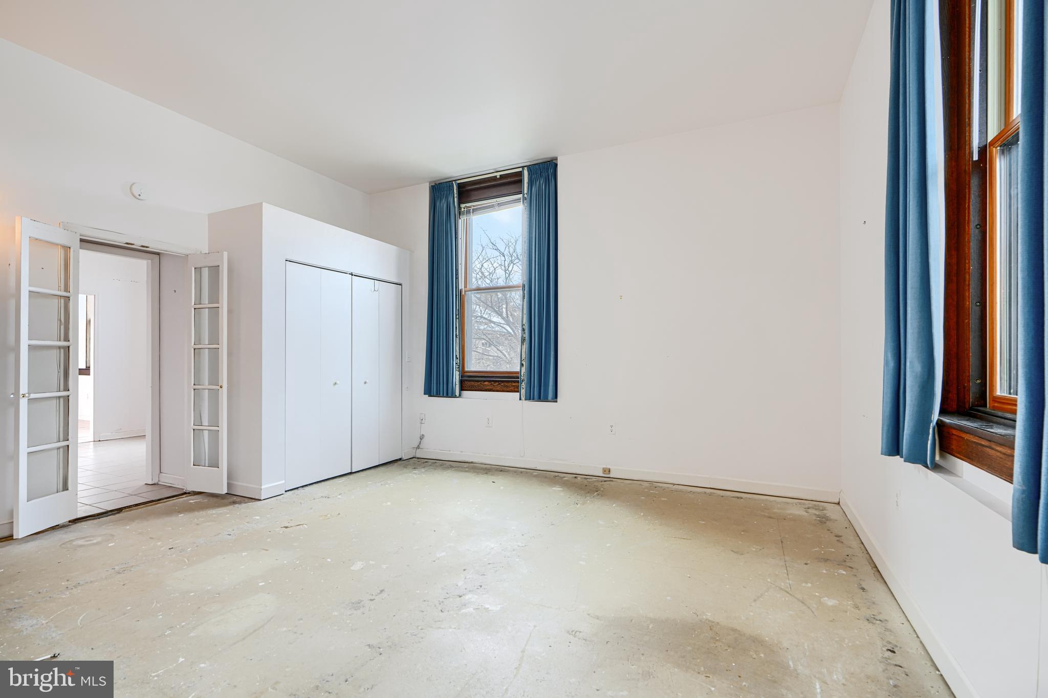 5712 Roland Avenue, Unit 1E Baltimore, MD 21210 - Photo 23 of 39 an empty room with windows and closet