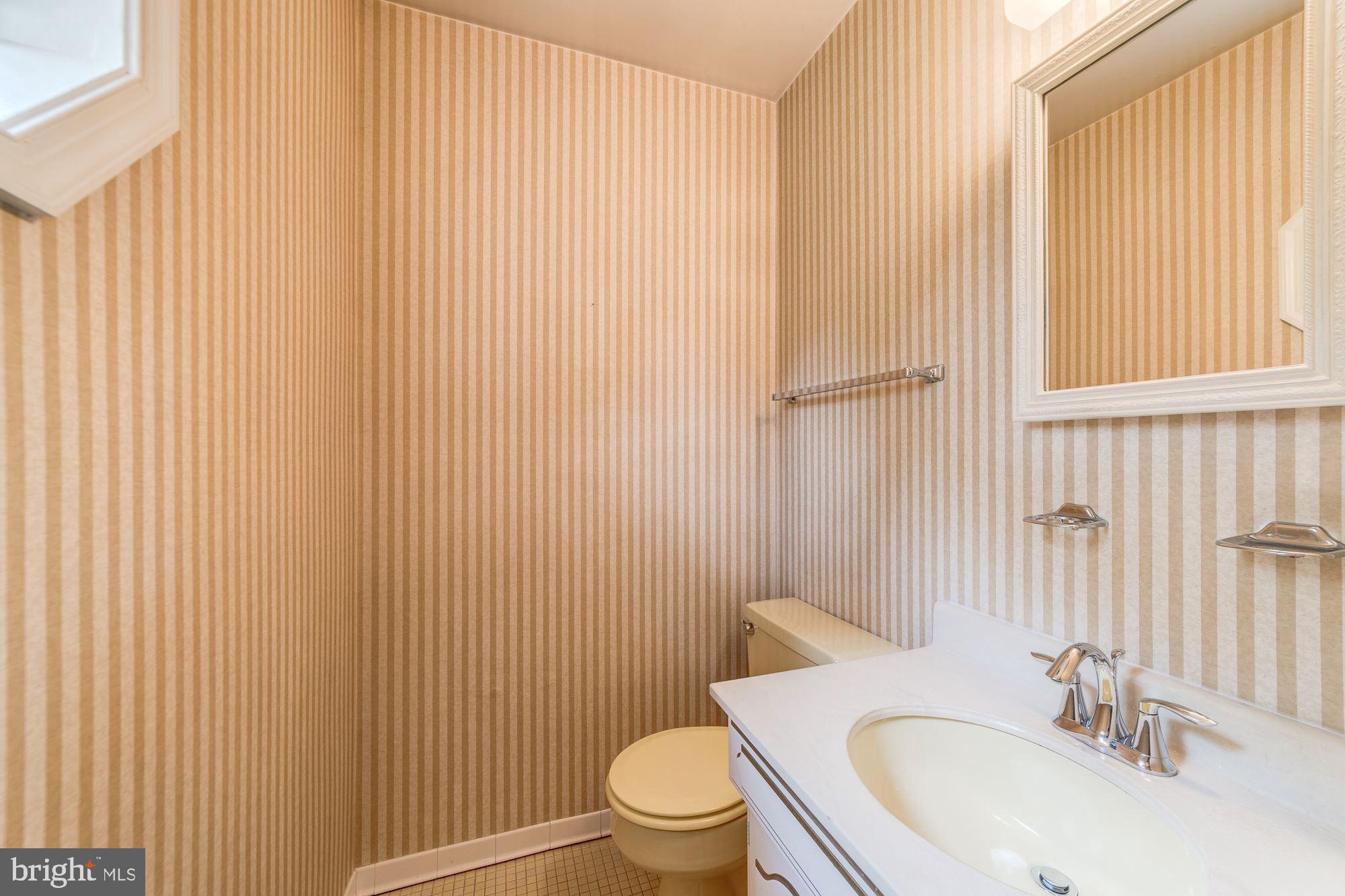 9518 Rockport Road Vienna, VA 22180 - Photo 3 of 27 Half bath off foyer