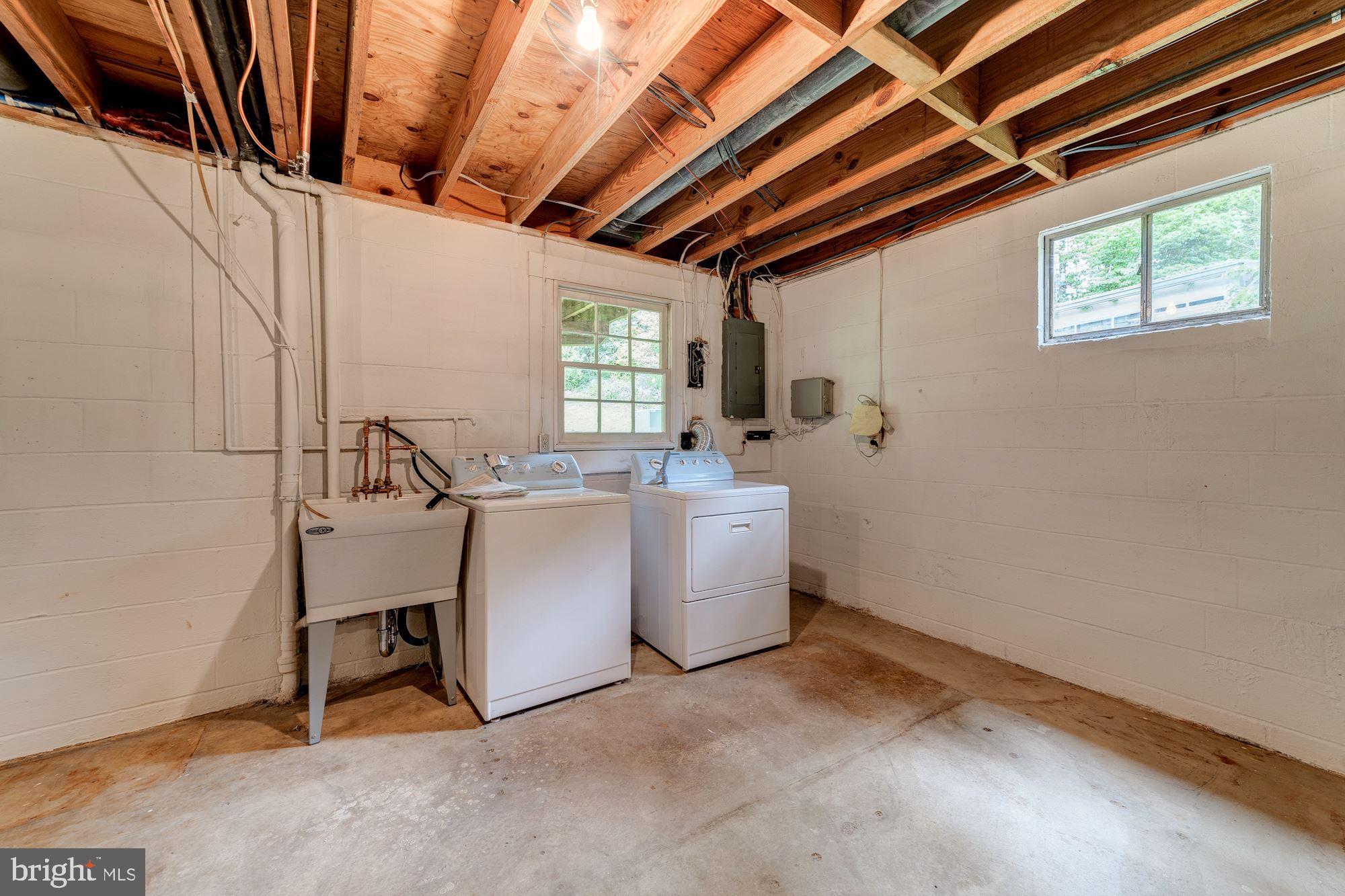 9518 Rockport Road Vienna, VA 22180 - Photo 22 of 27 Laundry