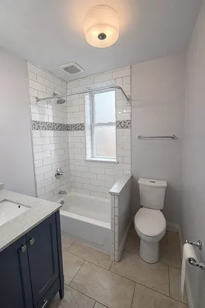 $1,850 | 4303 North Sawyer Avenue, Unit 1R, Chicago, IL 60618