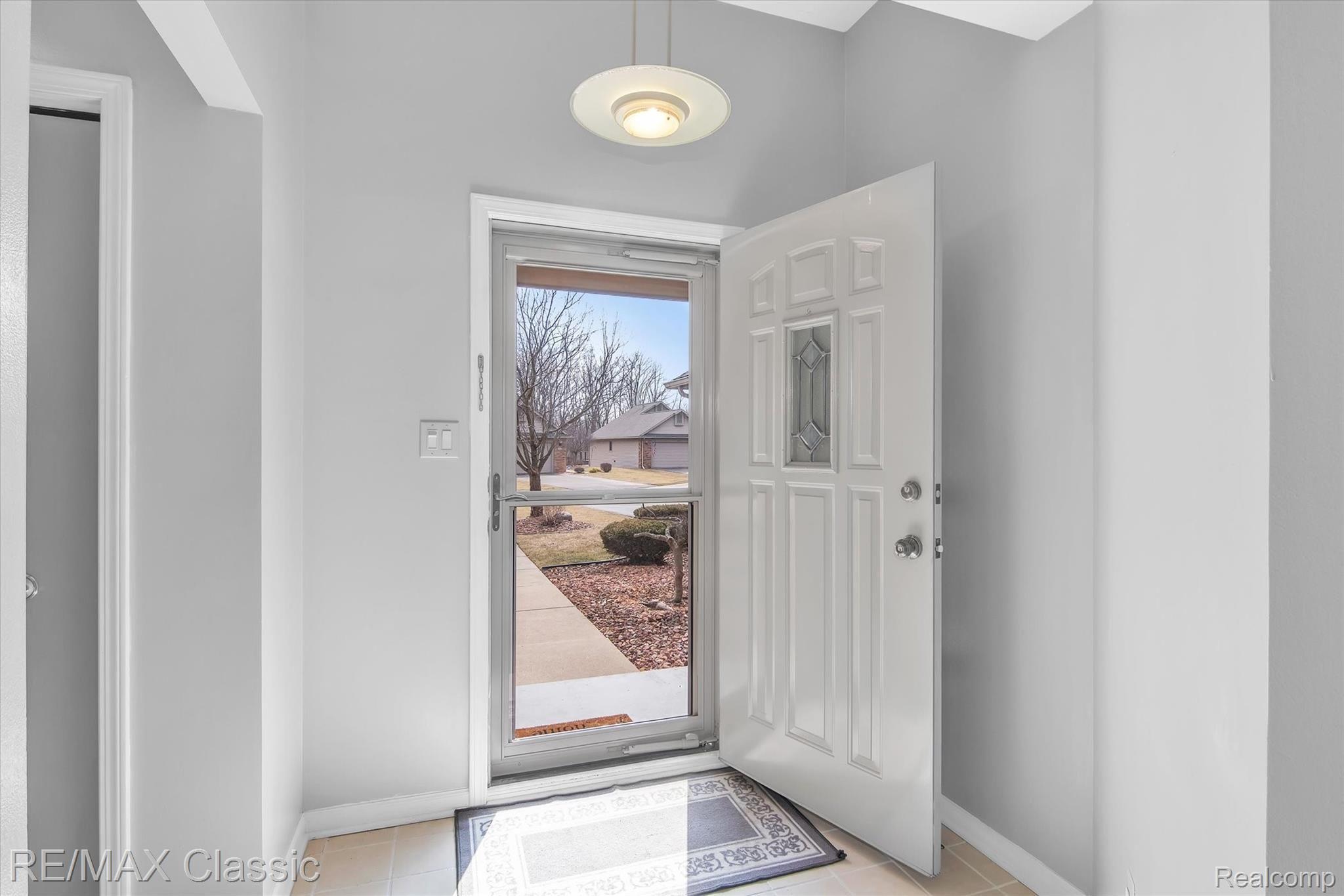 3036 Rivers Edge Drive Wayne, MI 48184 - Photo 5 of 33 Foyer entrance