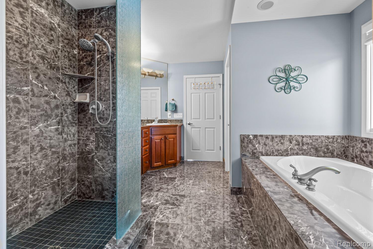 1131 Thorn Ridge Drive Howell, MI 48843 - Photo 18 of 47 22_1131_Thorn_Ridge_Dr23_mls.jpg