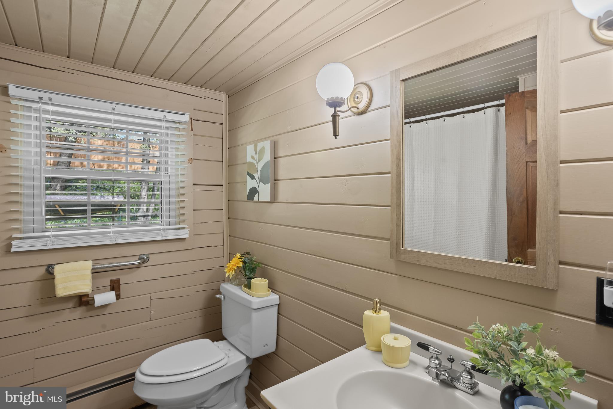 1570 Woodberry Road York, PA 17408 - Photo 20 of 56 Main floor full bathroom