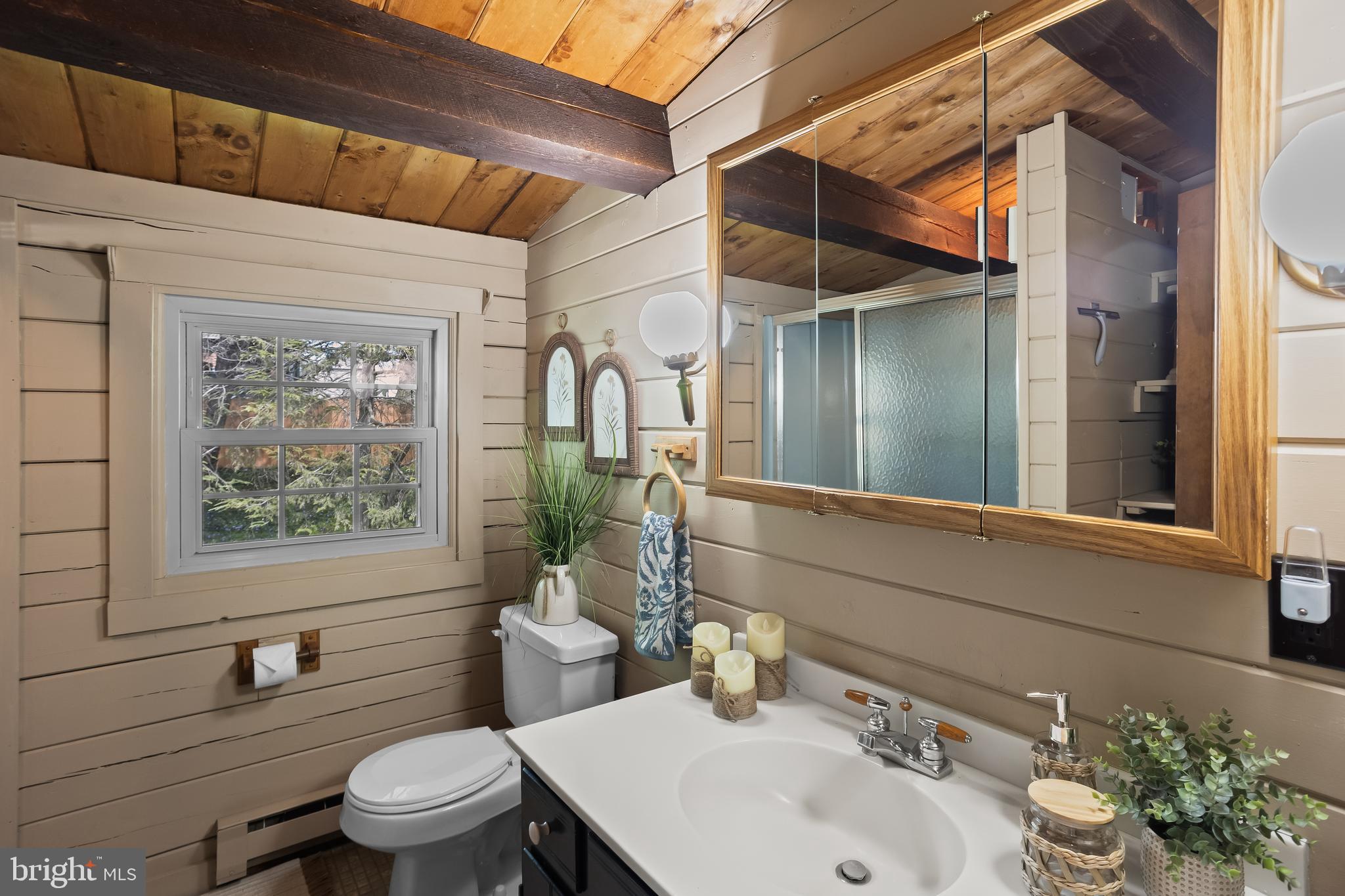 1570 Woodberry Road York, PA 17408 - Photo 28 of 56 2nd floor full bathroom