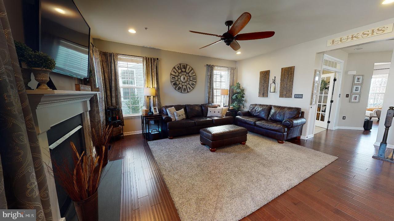 22432 Newcut Road Clarksburg, MD 20871 - Photo 13 of 44 Family room