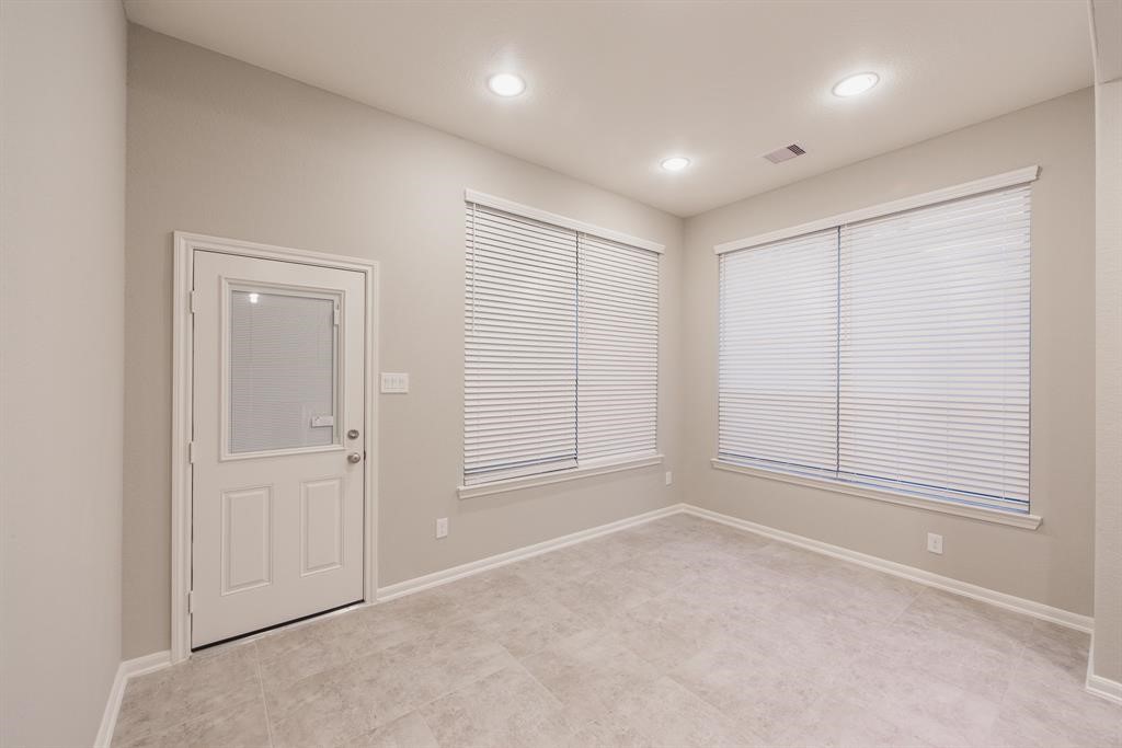 3219 Montclair Orchard Trace Spring, TX 77386 - Photo 12 of 27 an empty room with windows and closet