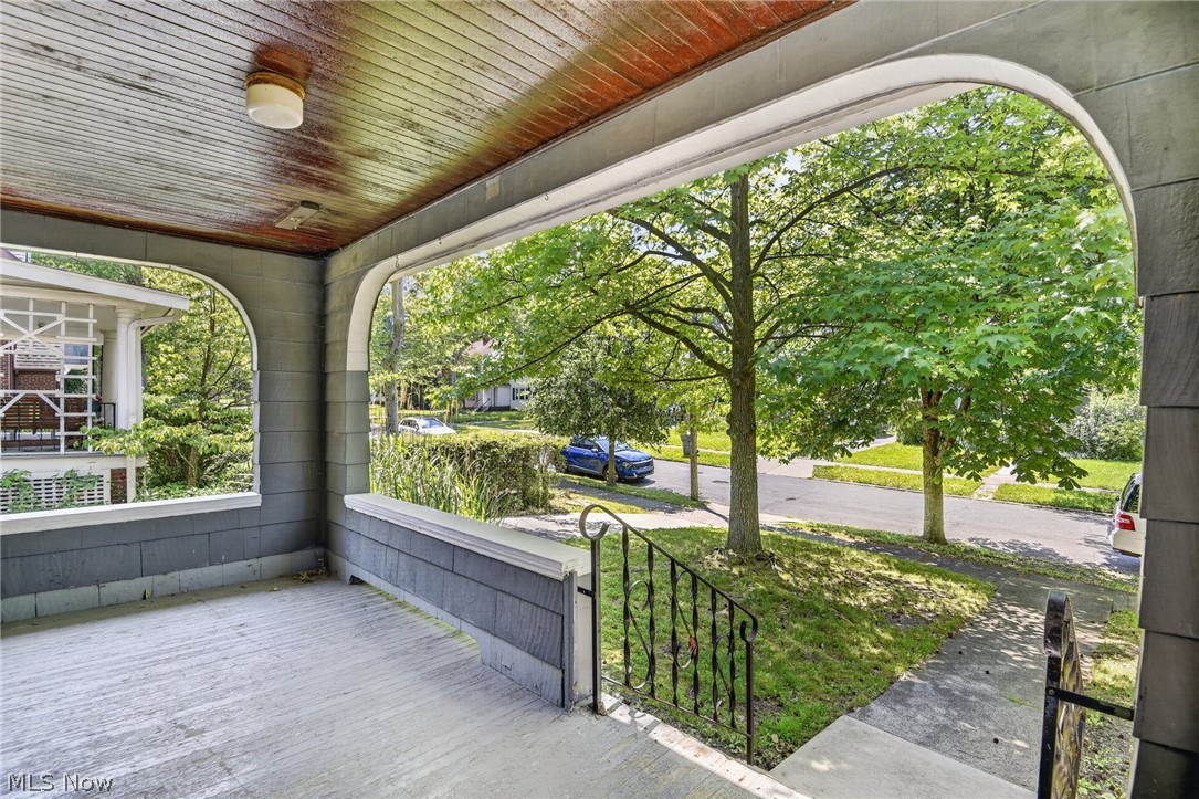 927 Englewood Road Cleveland Heights, OH 44121 - Photo 4 of 37